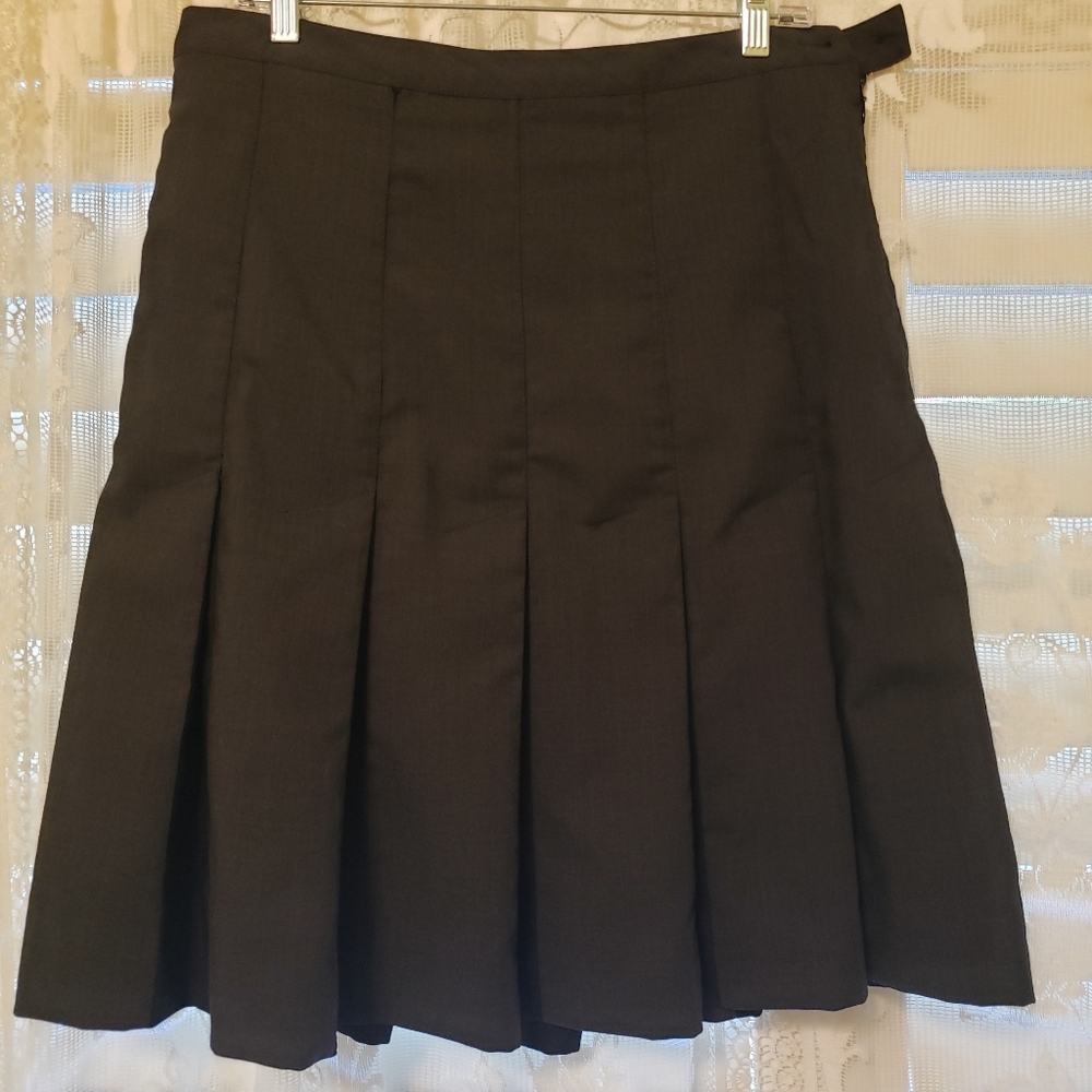 Cute Gap pleated A-line skirt, size 12, gray and black.